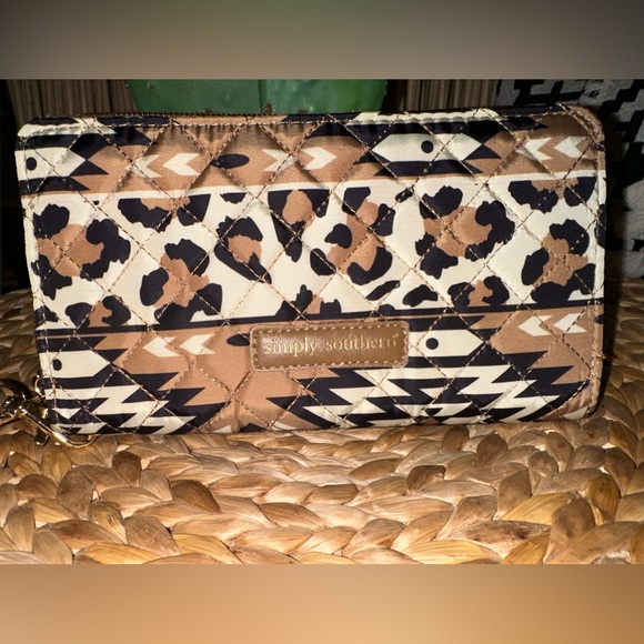 NWT Simply Southern Quilted Phone Wallet in Aztec Print - Picture 1 of 9